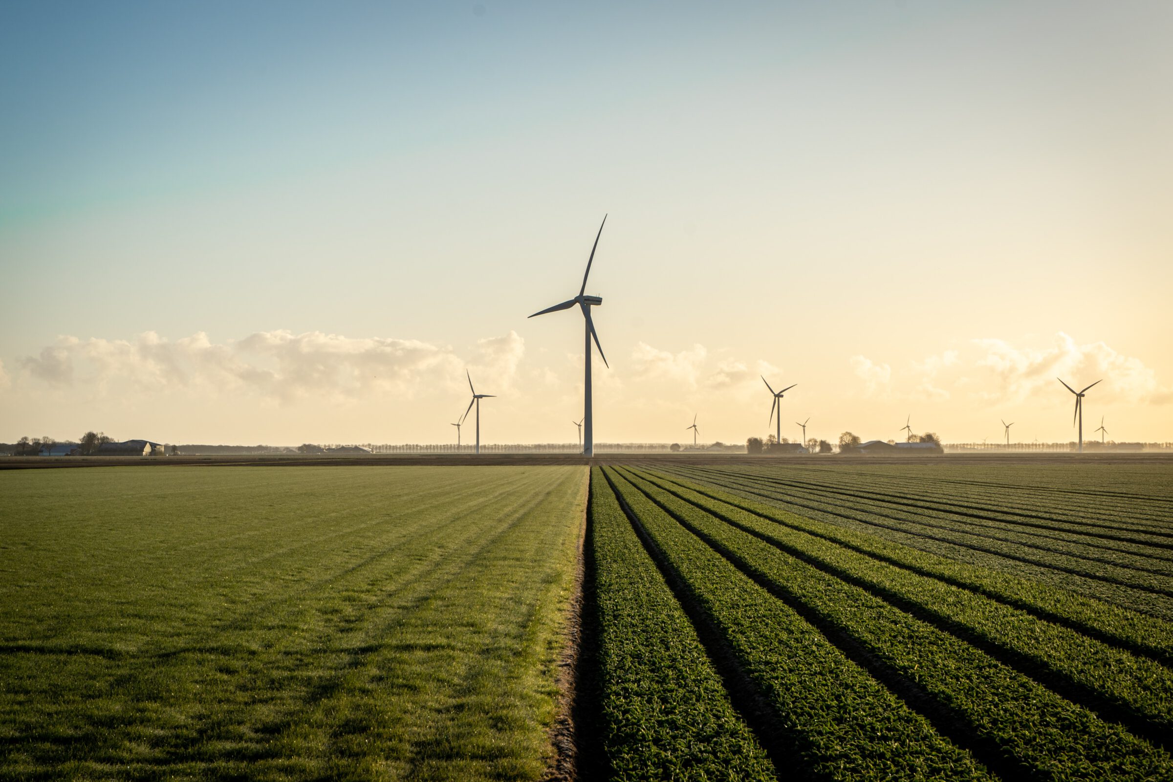 Windmolens bij zonsondergang